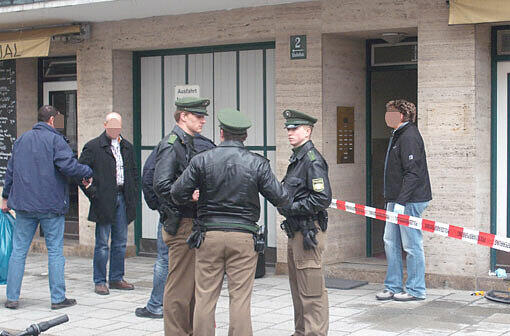 Tatort Schwabing: Eine Frau hat in Schwabing offenbar wahllos auf Passanten eingestochen. Die Bilder vom Tatort und der Spurensicherung