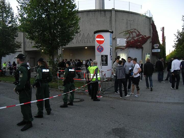 Absperrungen vor dem Lokalderby.
