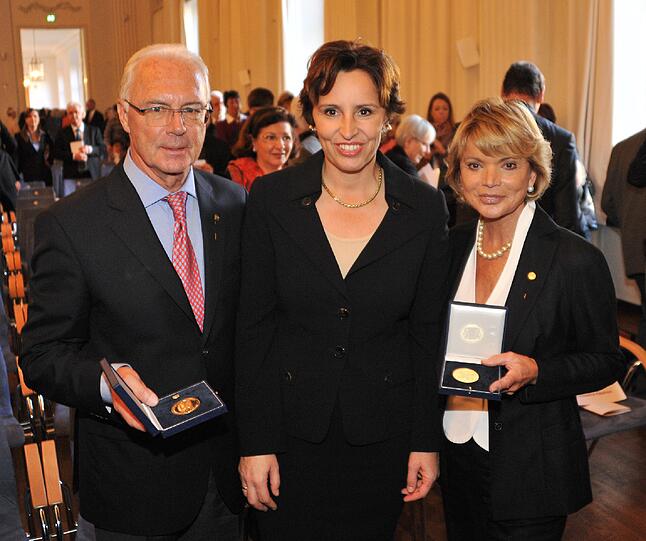 Bayern-Ehrenpräsident Franz Beckenbauer bekam am Montag - wie Uschi Glas (r.) - die Bayerische Staatsmedaille für soziale Dienste verliehen. Und rüffelte nebenbei die Bayern-Profis.