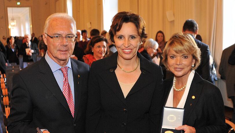 Bayern-Ehrenpräsident Franz Beckenbauer bekam am Montag - wie Uschi Glas (r.) - die Bayerische Staatsmedaille für soziale Dienste verliehen. Und rüffelte nebenbei die Bayern-Profis. Bayern-Ehrenpräsident Franz Beckenbauer bekam am Montag - wie Uschi Glas (r.) - die Bayerische Staatsmedaille für soziale Dienste verliehen. Und rüffelte nebenbei die Bayern-Profis.