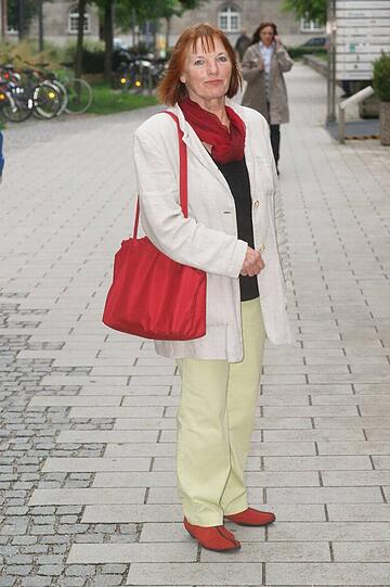 Ursula Alden (70): Früher haben wir in den 60er Jahren die Mutter überredet bei der Mini-Mode mitzumachen. Mir fällt in München auf, dass die Leute tragen, was ihnen gefällt. Das Strenge und Brave ist in meinem Alter nichts für mich. Als Accessoire trage ich gerne rot. Die Farbe belebt und hebt die Stimmung. Ich trage gerne was Bequemes und was Chices. Ich kaufe gern in kleinen Läden oder auch mal in einem Second Hand Laden. Und ich bin absoluter Fan von Handtaschen. Aber da sind ja die meisten Frauen verrückt danach.