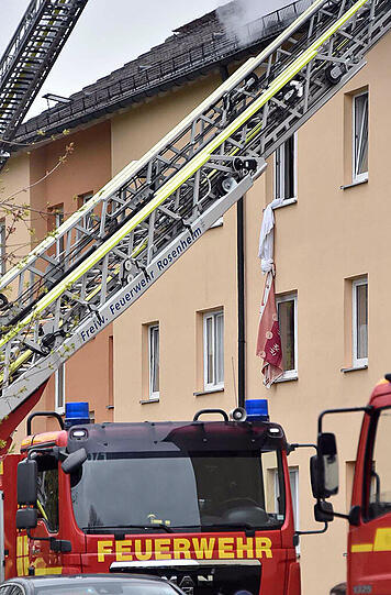 Feuer in einem Rosenheimer Mehrfamilienhaus. Die Bilder vom dramatischen Einsatz.