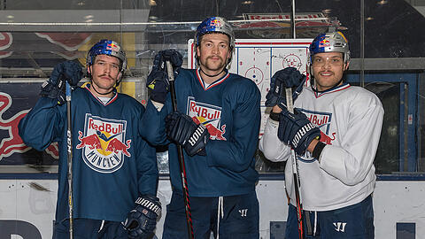 Präsentieren ihre Bärte: Die EHC-Stars Florian Kettemer, Konrad Abeltshauser und Derek Joslin (v.l.).