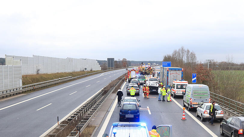 Bei der Massenkarambolage auf der A73 verletzten sich 18 Personen. Die Bilder von der Unfallstelle bei Breitengüßbach zum Durchklicken.