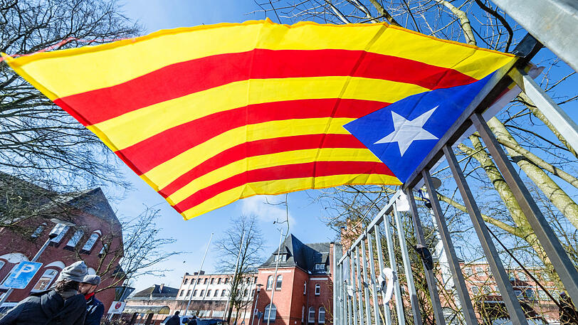 Eine Estelada, die Fahne der katalanischen Nationalisten, weht am Zaun der Justizvollzugsanstalt Neumünster, in der Carles Puigdemont einsitzt.