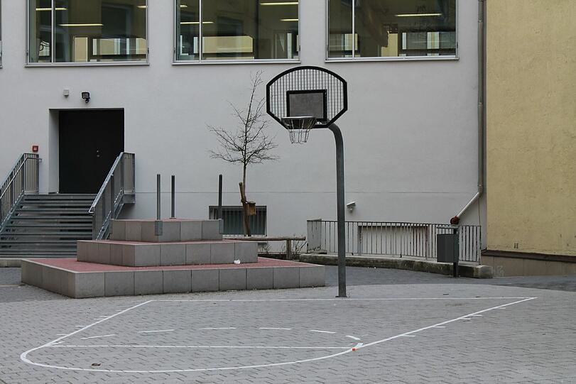 Der Schulhof des Maria-Theresia-Gymnasium am Regerplatz.