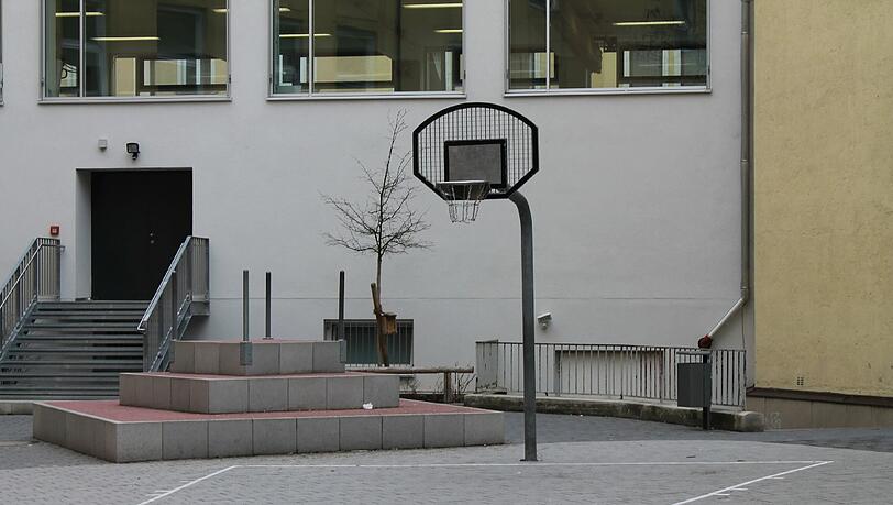 Der Schulhof des Maria-Theresia-Gymnasium am Regerplatz. Der Schulhof des Maria-Theresia-Gymnasium am Regerplatz.
