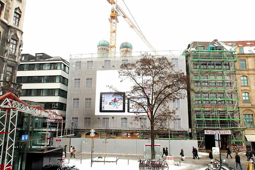 Seit 2011 wurde das Geschäftshaus an der Weinstraße 8 umgebaut, jetzt ist es fertig und mit dem Mode-Geschäft H&M zieht ein neuer Mieter ein.