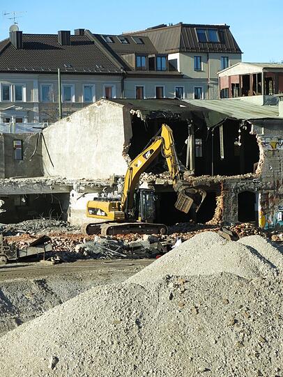 Abriss der letzten verbliebenen Ställe entlang der Tumblingerstraße im Januar 2018.