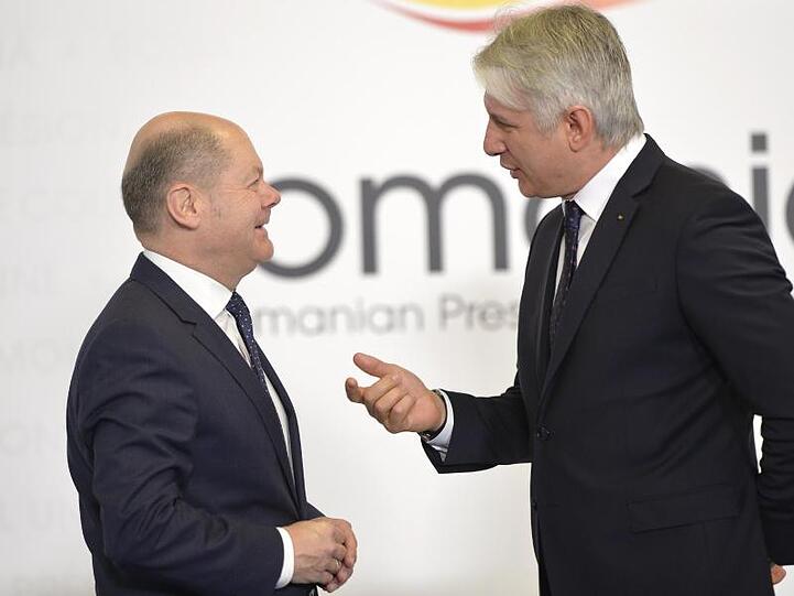Bundesfinanzminister Olaf Scholz spricht mit Eugen Teodorovici, Finanzminister von Rumänien, in Bukarest.