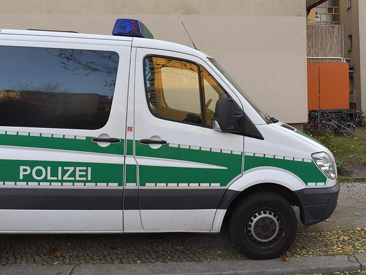 Ein Einsatzfahrzeug der Polizei steht am 19. November vor dem Wohnhaus eines 26-jährigen Mannes in Berlin-Schönberg, der wegen Terrorverdachts verhaftet wurde.