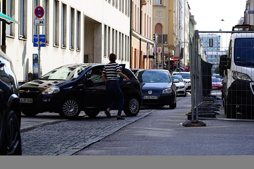 Während das Tor zur Einfahrt hochfährt, steht der Verkehr still.