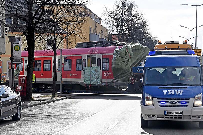 Am Samstag ist das Wrack des südlichen Triebkopfes auf einen Spezial-Tieflader verladen und über die B 11 und durch München zur Firma Schmidbauer nach Gräfelfing transportiert worden.
