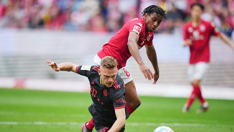 Bayern strauchelt: Joshua Kimmich (vorn) im Zweikampf mit dem Mainzer Leandro Barreiro Martins.