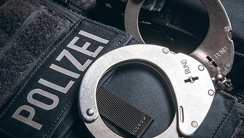 In der Nacht auf Dienstag (10. Dezember) verletzte ein 34-Jähriger einen 54-Jährigen aus bisher unbekannter Ursache bei einem Schlag mit einer Weinflasche am Kopf.
