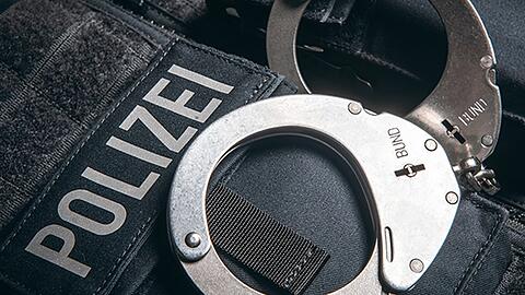 In der Nacht auf Dienstag (10. Dezember) verletzte ein 34-Jähriger einen 54-Jährigen aus bisher unbekannter Ursache bei einem Schlag mit einer Weinflasche am Kopf.