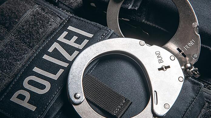 In der Nacht auf Dienstag (10. Dezember) verletzte ein 34-Jähriger einen 54-Jährigen aus bisher unbekannter Ursache bei einem Schlag mit einer Weinflasche am Kopf.