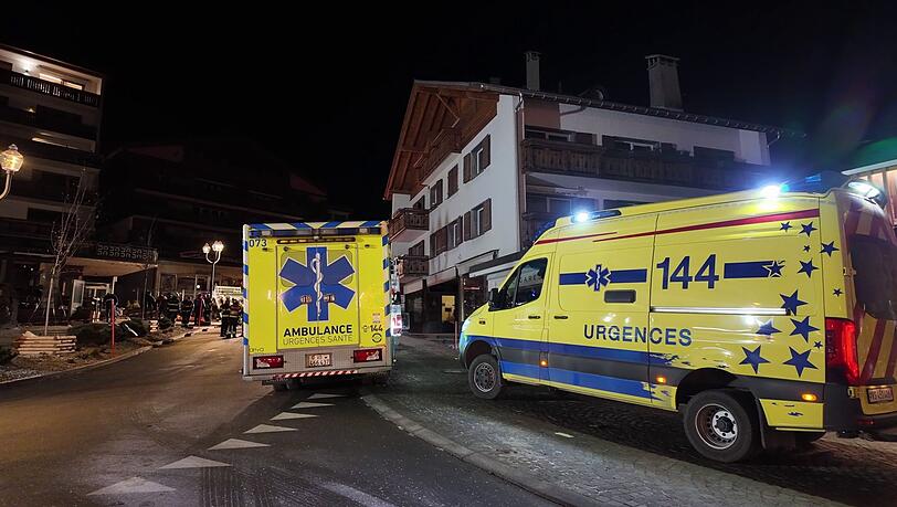 Viele Verletzte wurden in der Silvesternacht in Crans-Montana mit Rettungswagen in Kliniken gebracht. Viele Verletzte wurden in der Silvesternacht in Crans-Montana mit Rettungswagen in Kliniken gebracht.
