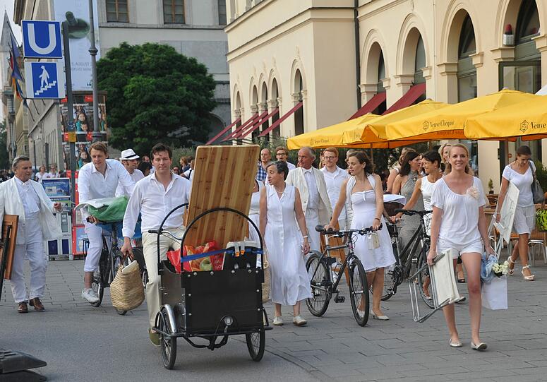 Feiner Flashmob: Rund 500 weiß gekleidete Menschen haben sich am Donnerstagabend am Münchner Odeonsplatz spontan zu einem Abendessen unter freiem Himmel getroffen - Sehen Sie hier die besten Bilder...