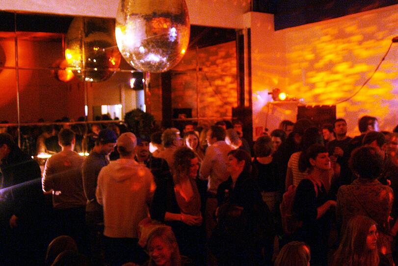 Die eiförmige Disco-Kugel im Nebenraum des Clubs hat der Künstler Jörg Besser konzipiert und ist der Stolz der Clubbetreiber.