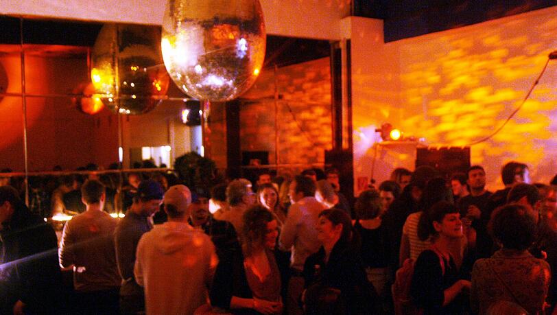 Die eiförmige Disco-Kugel im Nebenraum des Clubs hat der Künstler Jörg Besser konzipiert und ist der Stolz der Clubbetreiber. Die eiförmige Disco-Kugel im Nebenraum des Clubs hat der Künstler Jörg Besser konzipiert und ist der Stolz der Clubbetreiber.