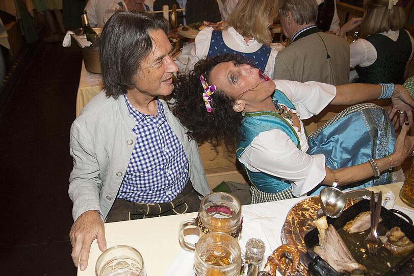 Karin Müller-Wohlfahrt feiert ausgelassen mit Ehemann Hans-Wilhelm Müller-Wohlfahrt im Schützenzelt.