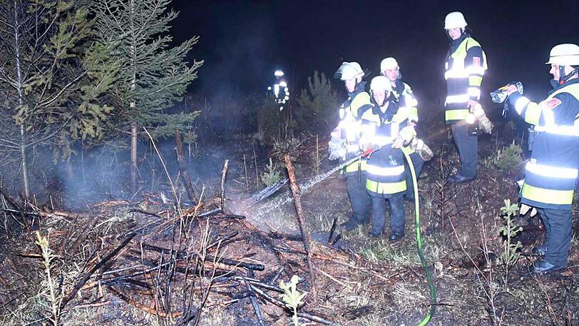 Die Einsatzkräfte hatten anfangs Schwierigkeiten, die genaue Brandstelle zu finden.
