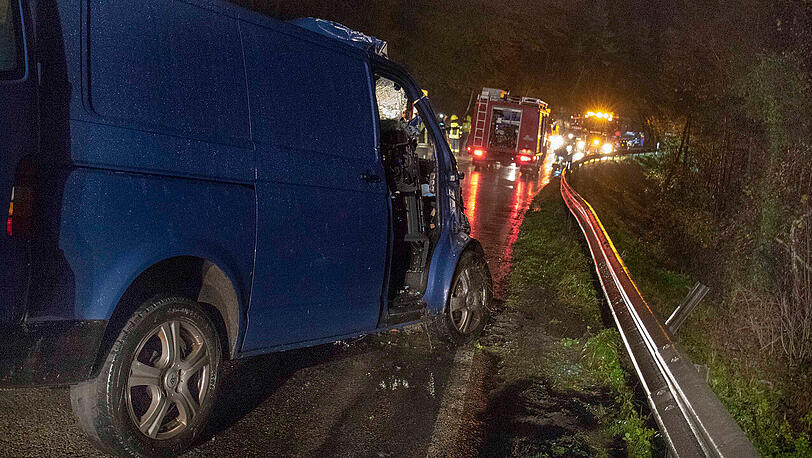 In einer Rechtskurve verlor der 21-Jährige die Kontrolle über seinen Wagen und krachte in den Sattelzug.