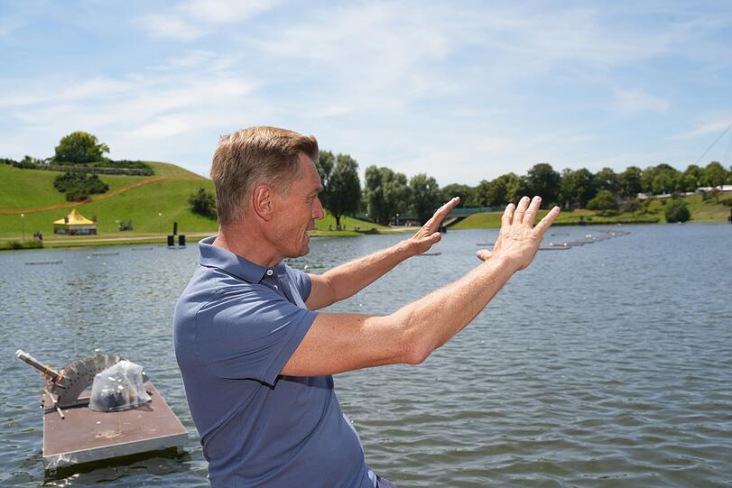Thomas Jorhann, Chefpyrotechniker des Olympiaparks, erklärt, wie der Sommernachtstraum rund um den Olympiasee geplant ist.