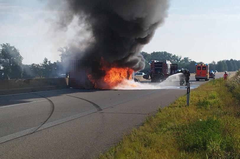 Da der Hendlwagen im Kochbereich mit Gas betrieben wurde, gestalteten sich die Lösch- und Bergungsarbeiten schwierig.
