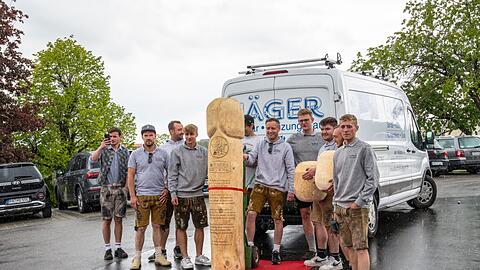 Der Riesen-Penis aus Holz soll künftig in Niederbayern für ein Kinderwunschzentrum werben.