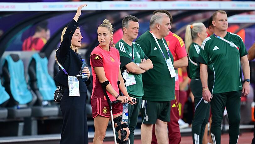 DFB-Direktorin Nia Künzer (l) steht für die nächsten Jahre in der Verantwortung.