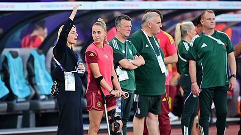 DFB-Direktorin Nia Künzer (l) steht für die nächsten Jahre in der Verantwortung.