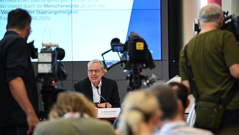 Der Leiter des Verfassungsschutzes legt die Begründung dafür vor, warum die AfD in Brandenburg als gesichert rechtsextremistische Bestrebung eingestuft wird.