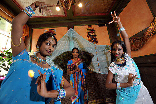 Die indischen Tänzerinnen Auxilia, Mary Alice und Anusiya Albert (v. li.) bieten mit ihren traditionellen Gewändern einen Vorgeschmack aufs Festival &bdquo;Spirit Asia&ldquo;.