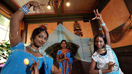 Die indischen Tänzerinnen Auxilia, Mary Alice und Anusiya Albert (v. li.) bieten mit ihren traditionellen Gewändern einen Vorgeschmack aufs Festival &bdquo;Spirit Asia&ldquo;.