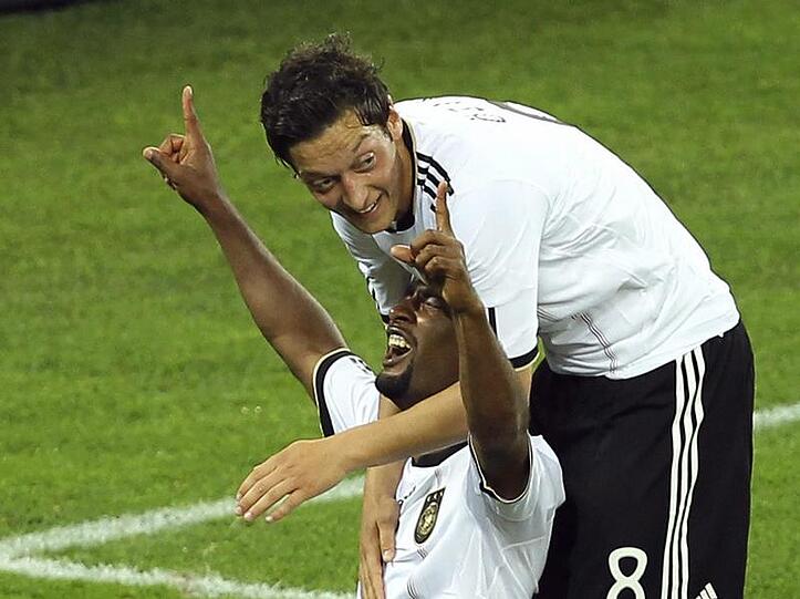 Es gab viel zu feiern: Torschütze Cacau und Vorbereiter Mesut Özil bejubeln den Traumstart der Deutschen in das WM-Turnier.