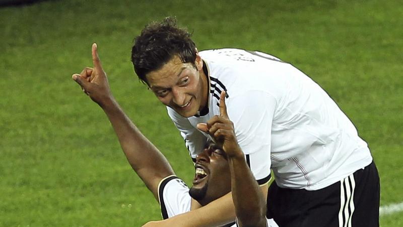 Es gab viel zu feiern: Torschütze Cacau und Vorbereiter Mesut Özil bejubeln den Traumstart der Deutschen in das WM-Turnier. Es gab viel zu feiern: Torschütze Cacau und Vorbereiter Mesut Özil bejubeln den Traumstart der Deutschen in das WM-Turnier.
