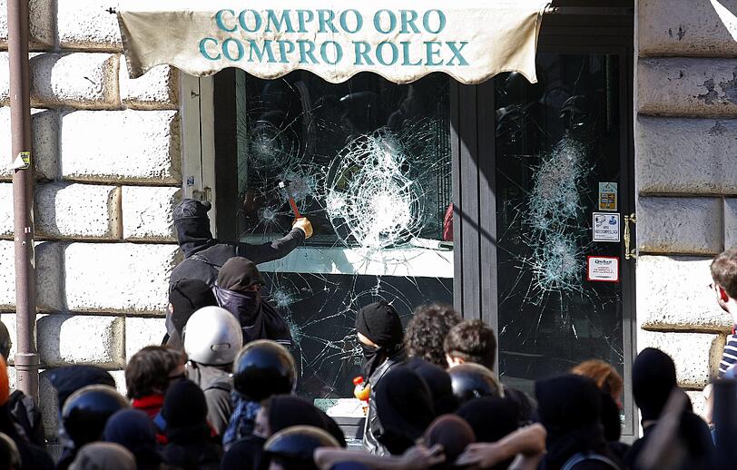 Brennende Autos, aufgebrachte Demonstranten, zerstörte Schaufensterscheiben: In Rom eskalierten die Proteste gegen die Bankenmacht und staatliche Sparkurse. Die Bilder von den Ausschreitungen.