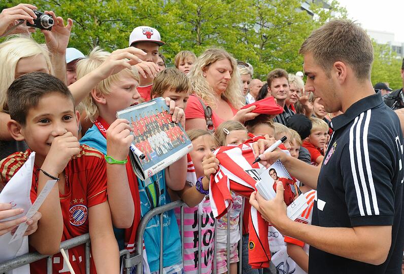 Auch Kapitän Lahm griff fleißig zum Stift...