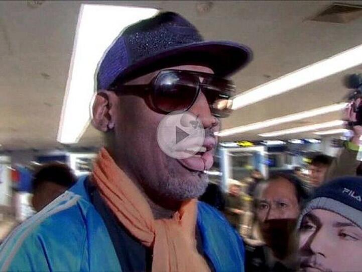 Während seiner ruhmreichen NBA-Karriere mit fünf Titeln fiel Dennis "The Menace" Rodman mit seiner Rebound-Stärke, bunten Haaren und einer sechsmonatigen Ehe mit Playmate Carmen Electra auf, inzwischen nur mit Suchtproblemen und einer obskuren Nähe zum nordkoreanischen Führer Kim Jong-un. Immer wieder verteidigt Rodman den asiatischen Diktator, bei einem Basketball-Showspiel Anfang des Jahres sang er ihm ein Geburtstagsständchen und blamierte sich bis auf die Knochen. Auf seine Abhängigkeit kann das seiner Meinung nach nicht geschoben werden: "Ich bin kein Alkoholiker."