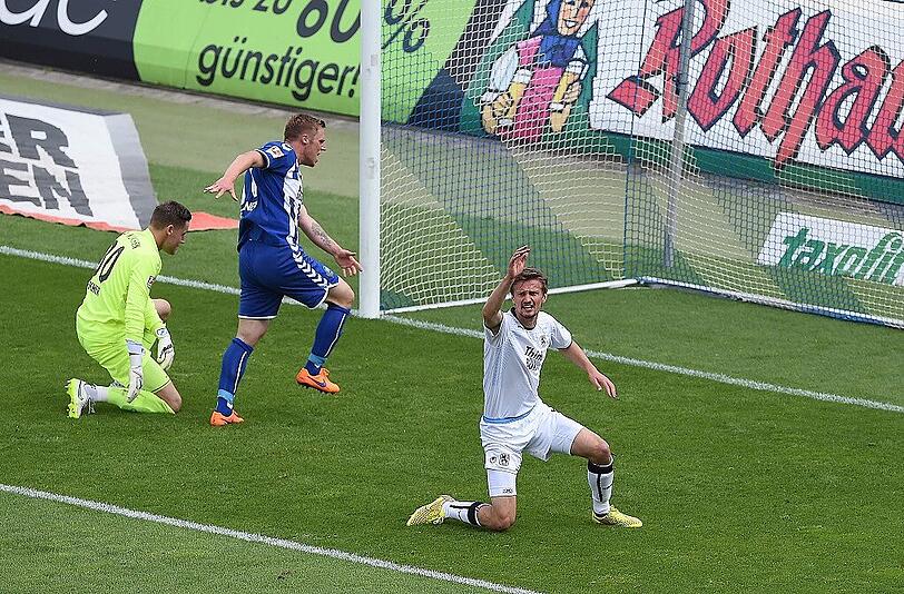 Haben unschöne Erinnerungen an das letzte Aufeinandertreffen mit dem KSC: Torwart Vitus Eicher und Kai Bülow nach dem Eigentor des Abwehrspielers, am Ende hieß es 0:2.