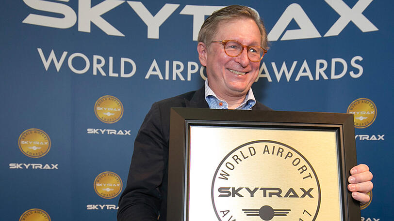 Stolzer Flughafen-Chef: Dr. Michael Kerkloh mit der "Skytrax"-Auszeichnung.