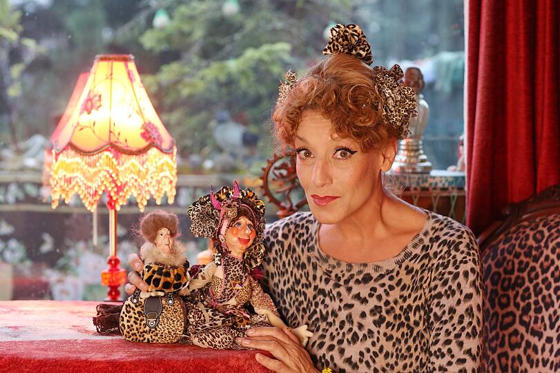 Sissi Perlinger und ihre Deko: alles sehr leopardig.