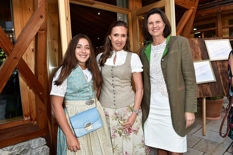 Susanne Gräfin von Moltke (mi.) mit Tochter Valentina und Ilse Aigner