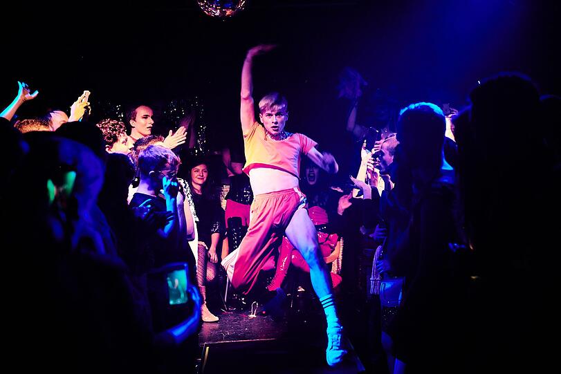 Nikita gewinnt den finalen Wettbewerb, den Dance Contest. Nach diesem Foto wird er in einen Spagat gehen.