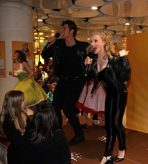 Das Deutsche Theater gibt im Stachus-Untergeschoss eine Kostprobe des Musicals "Grease" - die Bilder.