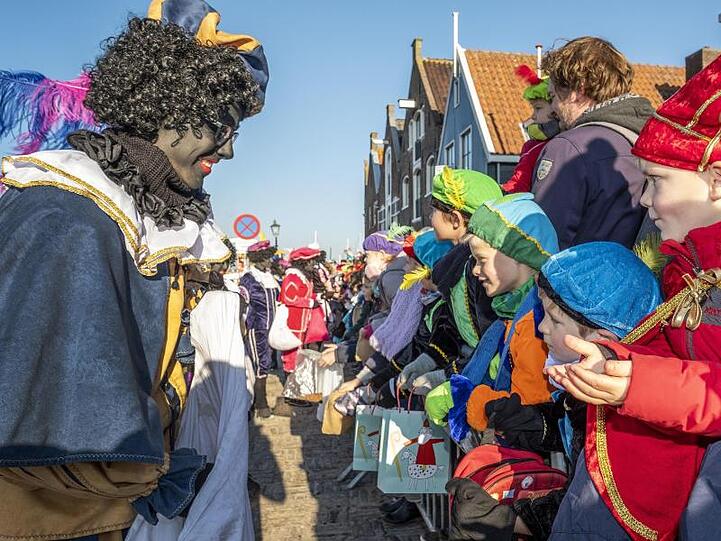 Begleitet von Protesten ist der Nikolaus mit seinem umstrittenen schwarzen Helfer "Zwarte Piet" in den Niederlanden unterwegs.