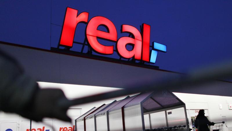 Ein Mann schiebt seinen Einkaufswagen vor einem Real Supermarkt. Foto: Oliver Berg/dpa/Archivbild Ein Mann schiebt seinen Einkaufswagen vor einem Real Supermarkt. Foto: Oliver Berg/dpa/Archivbild
