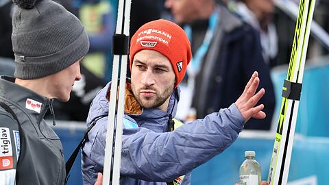 Markus Eisenbichler (r) schied erneut im ersten Durchgang aus.